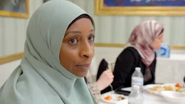Auch das Leben der jungen Muslima Adama hat sich f&uuml;r immer ver&auml;ndert. Sie geriet in den politischen Strudel des Anti-Terrorgesetzes und wurde zu Unrecht als Selbstmord-Bomberin beschuldigt. Aber Adama hat nicht aufgegeben und will endlich Amerikanerin werden.