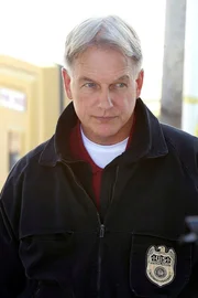 Marine First Lieutenant Jeremy Nolan, gerade aus Afghanistan zurück, wird an Bord eines Dinner-Schiffes, wo man seine Heimkehr feiert ermordet. Gibbs (Mark Harmon) und sein Team ermittelt ... Marine First Lieutenant Jeremy Nolan, gerade aus Afghanistan zurück, wird an Bord eines Dinner-Schiffes, wo man seine Heimkehr feiert ermordet. Gibbs (Mark Harmon) und sein Team ermittelt ...