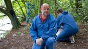 Dr. Strahl (Christoph Tomanek, mit Komparse, h.) macht sich ein erstes Bild vom Toten. Dr. Strahl (Christoph Tomanek, mit Komparse, h.) macht sich ein erstes Bild vom Toten.