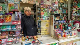 Der Kiosk im Schweriner Stadtteil Lankow ist der Treffpunkt f&uuml;r das ganze Viertel. Betreiberin Sonja hat ein offenes Ohr f&uuml;r die Sorgen aller.