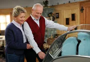 ARD STURM DER LIEBE FOLGE 1684, am Mittwoch (16.01.13) um 15:10 Uhr im ERSTEN. Alfons (Sepp Schauer, r.) kann Hildegard (Antje Hagen, l.) davon überzeugen, Geld in die Reparatur der Musikbox zu stecken. ARD STURM DER LIEBE FOLGE 1684, am Mittwoch (16.01.13) um 15:10 Uhr im ERSTEN. Alfons (Sepp Schauer, r.) kann Hildegard (Antje Hagen, l.) davon überzeugen, Geld in die Reparatur der Musikbox zu stecken.