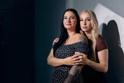 Jaqueline (32), (l.) übernimmt mit 24 Jahren das Sorgerecht für ihre zwölf Jahre jüngere Schwester Caithlen (20), (r.). Jaqueline (32), (l.) übernimmt mit 24 Jahren das Sorgerecht für ihre zwölf Jahre jüngere Schwester Caithlen (20), (r.).