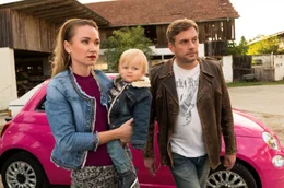 Susi (Lisa Maria Potthoff, li.) mit Halb-Ex-Freund Franz (Sebastian Bezzel, re.) und gemeinsamen Sohn Paul (Luis Sosnowski, mi.).