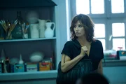 Die geheimnisvolle Marie (Gina Gershon) nimmt in London an einem Kurs zu Graphic Novels und Comic-Kunst teil. Die geheimnisvolle Marie (Gina Gershon) nimmt in London an einem Kurs zu Graphic Novels und Comic-Kunst teil.