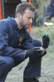 Hodgins (T.J. Thyne) sucht am Tatort nach Spuren, die auf den Mörder des FBI-Agenten hinweisen könnten. Hodgins (T.J. Thyne) sucht am Tatort nach Spuren, die auf den Mörder des FBI-Agenten hinweisen könnten.