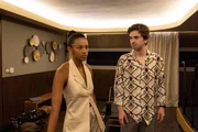 Kayla (Shalom Brune-Franklin, l.) und Edward (Freddie Highmore, r.) wollen wissen, ob an Julies Verdacht gegenüber Ezra etwas dran ist. Kayla (Shalom Brune-Franklin, l.) und Edward (Freddie Highmore, r.) wollen wissen, ob an Julies Verdacht gegenüber Ezra etwas dran ist.