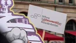 Vor dem Berliner Hotel Adlon protestiert der Verein Finanzwende e.V. gegen das Treffen der Stiftung Familienunternehmen.