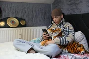 Für den 16-jährigen Ivan ist das Handy unverzichtbar: Täglich verbringt er mehrere Stunden auf Social Media. Für den 16-jährigen Ivan ist das Handy unverzichtbar: Täglich verbringt er mehrere Stunden auf Social Media.