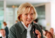 Maria (Ruth Maria Kubitschek) hat eine Neuigkeit zu verkünden. Maria (Ruth Maria Kubitschek) hat eine Neuigkeit zu verkünden.