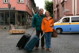 Geburtstag &ndash; Nora freut sich, als pl&ouml;tzlich ihre Eltern, seit 20 Jahren ausgewandert, vor der T&uuml;r stehen. Doch diese sind nicht gekommen, um zu feiern, sondern um zu bleiben! Noch hat Nora, am Steuer ihres Kleinbusses, die Eltern nicht gesehen: (Chiara Schoras, Hansj&uuml;rgen H&uuml;rrig, Ruth Reinecke).
