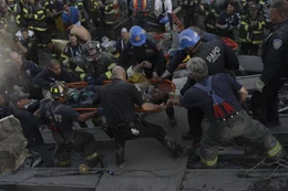 Von einem Moment auf den anderen werden die Retter zu Opfern. 2749 Menschen sterben beim Attentat auf das World Trade Center, darunter &uuml;ber 300 Polizisten. 20 von ihnen k&ouml;nnen gerettet werden: Auch John McLoughlin (Nicolas Cage, liegend) wird schwer verletzt lebendig begraben, 22 Stunden liegt er unter Betonplatten, ehe er doch noch gefunden wird ...
