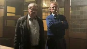 SENDER: ARD - SENDETITEL: Rentnercops, Folge 10 - UNTERTITEL: Echte Freunde - CAPTION: ARD RENTNERCOPS, 16 neue Folgen, Folge 10 "Echte Freunde", am Mittwoch (23.11.16) um 18.50 Uhr im Ersten..G&uuml;nter (Wolfgang Winkler, l.) und K&ouml;bes (Henning Krautmacher, r.) sind ratlos - wer hat den Stammtischbruder erstochen?.