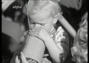 München Oktoberfest 1960 - ein kleines Kind probiert vom Bier. München Oktoberfest 1960 - ein kleines Kind probiert vom Bier.