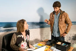 Noras Haus f&uuml;llt sich. Neben ihren Eltern zieht auch Khalid, ein Urlaubsflirt ihrer Freundin Feli, bei ihr ein&hellip; Dieser ist es peinlich, als Khalid in Noras Reiseb&uuml;ro auftaucht. (Alice von Lindenau und Kai Albrecht).