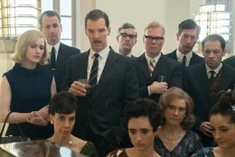 Emily Donovan (Rachel Brosnahan, l.), Greville Wynne (Benedict Cumberbatch, 4.v.l.)