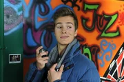 Patrick (Lucas Bauer) hofft, dass das von Flori angepriesene Parf&uuml;m seine Chancen in der Damenwelt erh&ouml;ht.