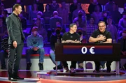 Moderator Kai Pflaume (l.) mit Rateteam-Kapitän Elton (r.) und der Sängerin Kerstin Ott (M.). Moderator Kai Pflaume (l.) mit Rateteam-Kapitän Elton (r.) und der Sängerin Kerstin Ott (M.).