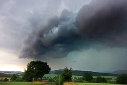 Vorsicht Hagel: Wenn ein Unwetter heranzieht und sich der Himmel unter der drohenden Wolkenfront gr&uuml;nlich verf&auml;rbt, ist das ein Warnzeichen. Oft bringen solche Gewitter Hagel mit sich.