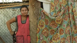Matriarchale Strukturen in Mexiko? Der Film begleitet drei Generationen von Marktfrauen in ihrem Alltag und entdeckt dabei die Wege der Waren und die Menschen im Ort Juchit&aacute;n de Zaragoza, Oaxaca. Der Film ist ein Abschlussfilm der Deutschen Film- und Fernsehakademie Berlin (DFFB) - Adela macht eine Arbeitspause.
