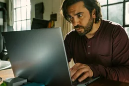 Juan Romero (Elyas M'Barek) recherchiert wie wild, um seine Behauptung zu beweisen, die Reportagen eines Kollegen seien gef&auml;lscht.