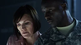 L-R: Meredith Fisher  (Jhey Castles) und Cook (Sallieu Sesay)