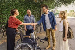 Das unerwartete Zusammentreffen von Benno Martius (Tim Bergmann, 2.v.r.) als Begleiter von Viola (Christina Gro&szlig;e, r.) mit Dr. Justus F&ouml;rster (Heino Ferch, 2.v.l.) und seiner Freundin Anne (Victoria Mayer, l.) ist alles andere als entspannt.