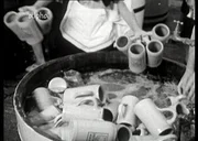 Ein schwerer Job - Bedienung mit Bierkrügen auf dem Münchner Oktoberfest 1960. Ein schwerer Job - Bedienung mit Bierkrügen auf dem Münchner Oktoberfest 1960.