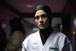 Wegen eines m&ouml;glichen Duells mit einer israelischen Kontrahentin wird Leila (Arienne Mandi) von ihrem iranischen Verband dazu aufgefordert, das WM-Turnier zu verlassen.