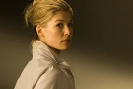 Samantha Grimm (Rosamund Pike) arbeitet in einem Forschungslabor auf dem Mars, in dem es zu einem schweren Zwischenfall kommt ...