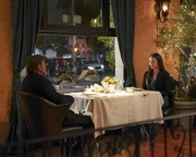 Officer Lucy Chen (Melissa O'Neil) geht undercover mit Frank Tesca (Michael Rooker) essen, um Informationen &uuml;ber den illegalen Schusswaffenhandel zu sammeln, an dem er beteiligt ist.