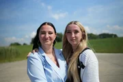 Gemeinsam haben sich die Schwestern Caithlen (20), (r.) und Jaqueline (32), (l.) trotz ihrer schwierigen Kindheit ein gutes Leben aufgebaut. Gemeinsam haben sich die Schwestern Caithlen (20), (r.) und Jaqueline (32), (l.) trotz ihrer schwierigen Kindheit ein gutes Leben aufgebaut.