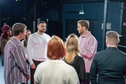 Psychologe Leon Windscheid (2.v.r.) spricht mit Teilnehmenden des Sozialexperiments über ihre Trennungen. Psychologe Leon Windscheid (2.v.r.) spricht mit Teilnehmenden des Sozialexperiments über ihre Trennungen.