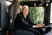 Die 85-jährige Helga am Steuer ihres Reisebusses. Die 85-jährige Helga am Steuer ihres Reisebusses.