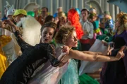 GASTHOF WURZBACH/GASTRAUM. Es wird getanzt. Bruno (Oliver Bröcker), Hanna (Natalia Belitski), Elli (Adina Vetter), Suse (Nadja Bobyleva), Rose (Johanna Gastdorf), GASTHOF WURZBACH/GASTRAUM. Es wird getanzt. Bruno (Oliver Bröcker), Hanna (Natalia Belitski), Elli (Adina Vetter), Suse (Nadja Bobyleva), Rose (Johanna Gastdorf),
