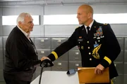 Erst als Henry (Ernest Borgnine) Frank (Bruce Willis, r.) die Möglichkeit gibt, an geheime Akten zu kommen, wird klar, dass alle bisher Ermordeten Mitglied einer dubiosen Todesliste sind ... Erst als Henry (Ernest Borgnine) Frank (Bruce Willis, r.) die Möglichkeit gibt, an geheime Akten zu kommen, wird klar, dass alle bisher Ermordeten Mitglied einer dubiosen Todesliste sind ...