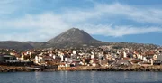 Ein Blick auf die Stadt Heraklion und den Berg Juktas (Berg des schlafenden Zeus). Der Berg ähnelt dem Gesicht des Zeus und war eine wichtige religiöse Stätte für die minoische Zivilisation. (Getty Images/Polaris17) Ein Blick auf die Stadt Heraklion und den Berg Juktas (Berg des schlafenden Zeus). Der Berg ähnelt dem Gesicht des Zeus und war eine wichtige religiöse Stätte für die minoische Zivilisation. (Getty Images/Polaris17)