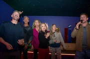 Ein Abend in der Karaokebar mit Matthias Steiner, Sven Martinek, Regina Halmich, Evelyn Weigert, Bettina Tietjen und Jochen Schropp. Ein Abend in der Karaokebar mit Matthias Steiner, Sven Martinek, Regina Halmich, Evelyn Weigert, Bettina Tietjen und Jochen Schropp.