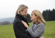 Als Marlene (Lucy Scherer, r.) Michael (Erich Altenkopf, l.) erzählt, dass sie Konstantin ein T-Shirt für das Duell schenken möchte, erwacht in ihm erneut die Eifersucht. Als Marlene (Lucy Scherer, r.) Michael (Erich Altenkopf, l.) erzählt, dass sie Konstantin ein T-Shirt für das Duell schenken möchte, erwacht in ihm erneut die Eifersucht.