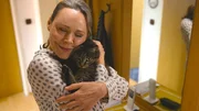 Eine Frau lebt sehr zurückgezogen mit ihrer Katze. Eines Tages wird sie Opfer eines Verbrechens. Eine Frau lebt sehr zurückgezogen mit ihrer Katze. Eines Tages wird sie Opfer eines Verbrechens.
