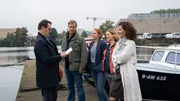 Lars (Ingo Naujoks, l.), Finn (Sven Martinek, 2.v.l.), Nina (Julia E. Lenska, M.), Tomke Jennsen (Anjorka Strechel, 2.v.r.) und Dr. Zobel (Proschat Madani, r.) freuen sich auf einen gemeinsamen Ausflug. Lars (Ingo Naujoks, l.), Finn (Sven Martinek, 2.v.l.), Nina (Julia E. Lenska, M.), Tomke Jennsen (Anjorka Strechel, 2.v.r.) und Dr. Zobel (Proschat Madani, r.) freuen sich auf einen gemeinsamen Ausflug.