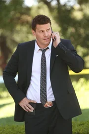Pelant, der psychisch kranke Serienkiller, ist zurück und diesmal hat er es auf Booth (David Boreanaz) und Brennan abgesehen... Pelant, der psychisch kranke Serienkiller, ist zurück und diesmal hat er es auf Booth (David Boreanaz) und Brennan abgesehen...