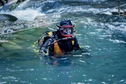 Paul Richardson im Wasser in seinem Tauchanzug. Paul Richardson im Wasser in seinem Tauchanzug.