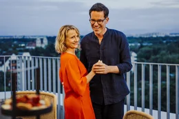 Beim Tanzen kommen sich Viola (Christina Gro&szlig;e) und Benno Martius (Tim Bergmann) n&auml;her.