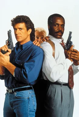 Nach einem missgl&uuml;ckten Einsatz m&uuml;ssen die beiden Cops Martin Riggs (Mel Gibson, l.) und Robert Murtaugh (Danny Glover, r.) Streifendienst schieben. Sie werden von dem Schnellredner Leo Getz (Joe Pesci, M.) unterst&uuml;tzt.  +++ Die Verwendung des sendungsbezogenen Materials ist nur mit dem Hinweis und Verlinkung auf RTL+ gestattet. +++