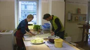"Meisterstücke", "Blühendes Konfekt." Die "Meisterstücke" beobachten diesmal ein ganz neues, ausgefallenes Handwerk und sein nicht nur optisch ansprechendes Ergebnis - Süßes zum Genießen. Nach diesem Motto entsteht in einer Wiener Manufaktur köstliches ?blühendes' Konfekt von Hand. Das sieht nicht nur hübsch aus, sondern vermittelt auch den aromatischen Duft herrlicher Blütenwiesen. Ein Programm für alle Liebhaber süßer Köstlichkeiten und für solche, die's noch werden wollen.Regie: Felix Breisach SENDUNG: ORF2 - DI - 15.12.2020 - 10:45 UHR. - Veroeffentlichung fuer Pressezwecke honorarfrei ausschliesslich im Zusammenhang mit oben genannter Sendung oder Veranstaltung des ORF bei Urhebernennung. "Meisterstücke", "Blühendes Konfekt." Die "Meisterstücke" beobachten diesmal ein ganz neues, ausgefallenes Handwerk und sein nicht nur optisch ansprechendes Ergebnis - Süßes zum Genießen. Nach diesem Motto entsteht in einer Wiener Manufaktur köstliches ?blühendes' Konfekt von Hand. Das sieht nicht nur hübsch aus, sondern vermittelt auch den aromatischen Duft herrlicher Blütenwiesen. Ein Programm für alle Liebhaber süßer Köstlichkeiten und für solche, die's noch werden wollen.Regie: Felix Breisach SENDUNG: ORF2 - DI - 15.12.2020 - 10:45 UHR. - Veroeffentlichung fuer Pressezwecke honorarfrei ausschliesslich im Zusammenhang mit oben genannter Sendung oder Veranstaltung des ORF bei Urhebernennung.