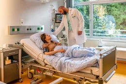 Martina Gedeck (Caroline Binder), Anton Noori (Dr. Paul Hoffmann).