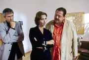Kein leichter Gang, denn Ulrich Satori (Markus Böker, li.) und Korbinian Hofer (Josef Hannesschläger) müssen Frau Gerber (Michèle Marian) mitteilen, dass ihr Mann ermordet wurde. Kein leichter Gang, denn Ulrich Satori (Markus Böker, li.) und Korbinian Hofer (Josef Hannesschläger) müssen Frau Gerber (Michèle Marian) mitteilen, dass ihr Mann ermordet wurde.