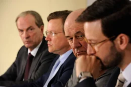 Der Bankvorstand bei der Pressekonferenz: v.l.: Von Kamphausen (Herbert Knaup), Helmut Draeger (Justus von Dohn&aacute;nyi), der skeptische blickende Harald K&uuml;hnen (Hanns Zischler) und Martin Kreye (Franz Dinda), Leiter der New Yorker Filiale.
