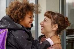 Dr. Pielach (Ruth Brauer-Kvam, rechts) mit ihrer Enkeltochter Zoe (Joleen Hornik).