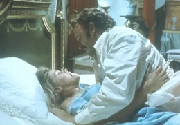 Frank Calder (Oliver Reed, re.) und seine Geisel Melissa Ruger (Candice Bergen, li.) sind sich inzwischen gef&uuml;hlsm&auml;&szlig;ig sehr nahe gekommen und verbringen eine hei&szlig;e Liebesnacht ...